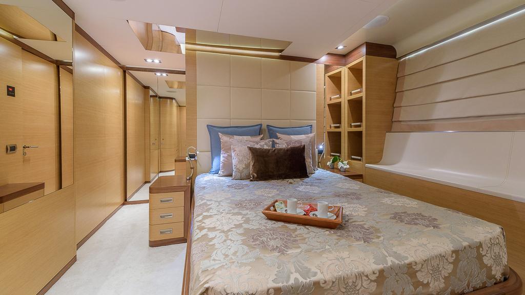 6 spacious cabins