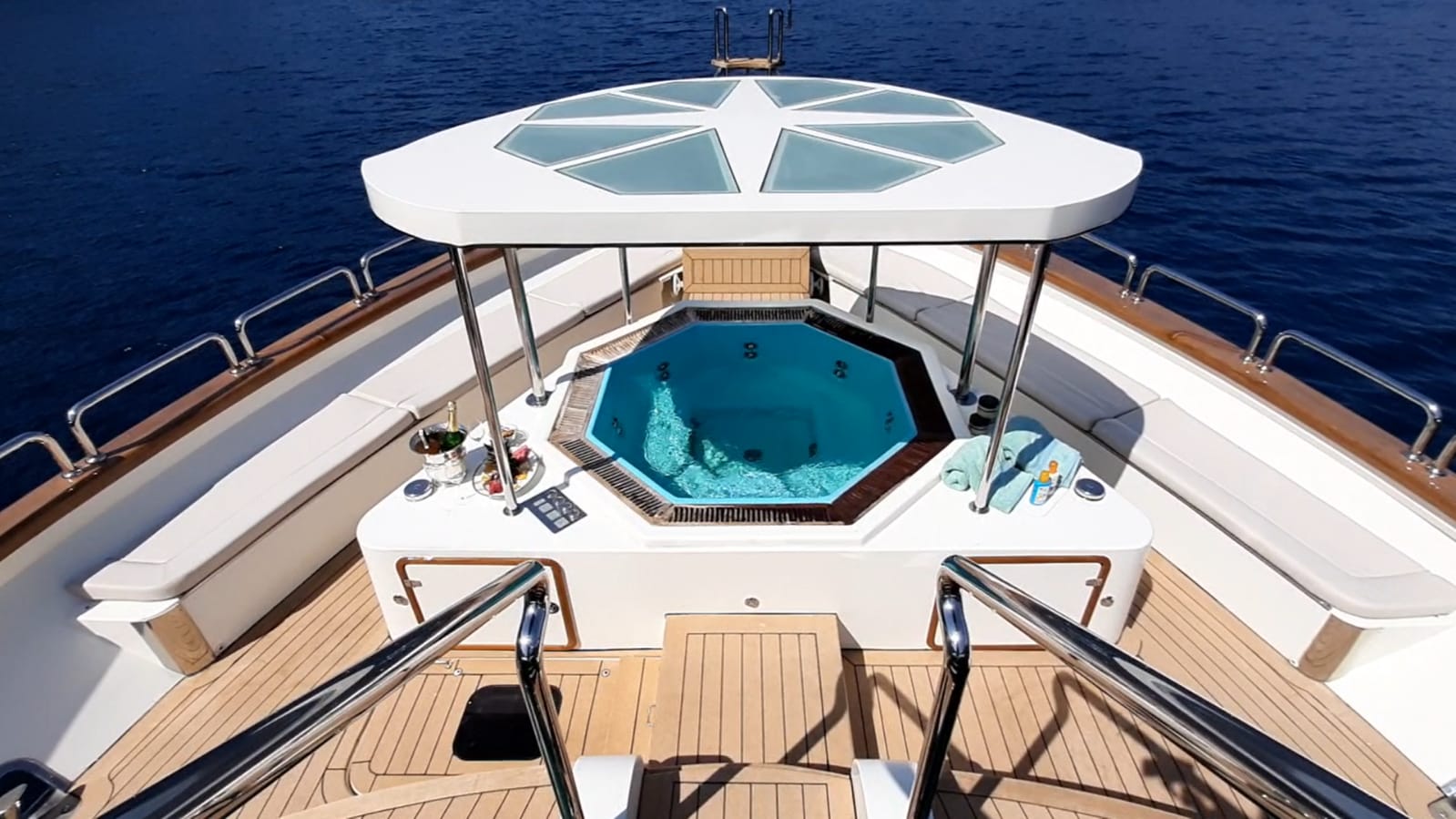 Shaded spa pool on foredeck