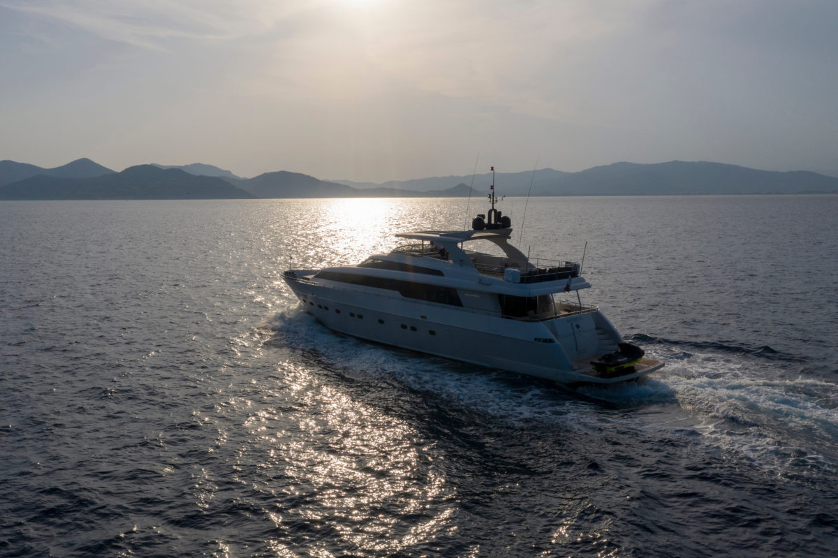 Luxury yacht charterd by Neo Yachting in Cannes.