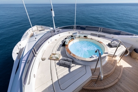 4-guests jacuzzi with fresh and hot water on sundeck 