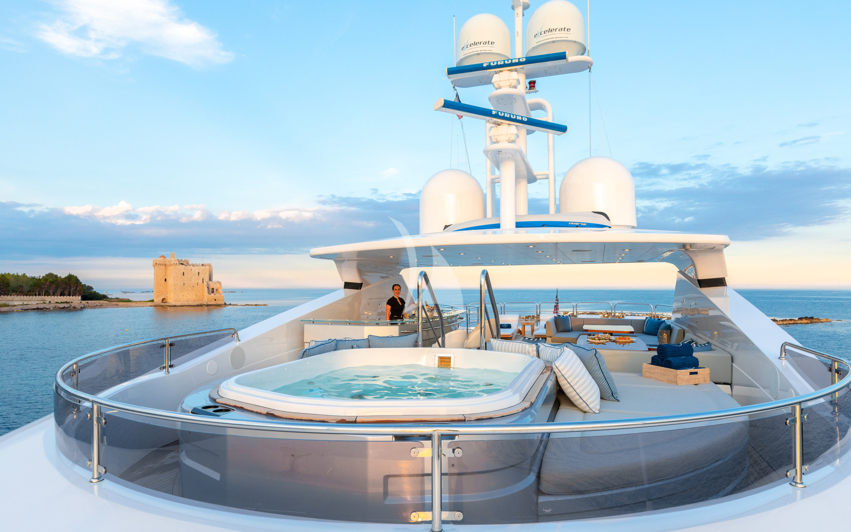 Spacious sun deck with Jacuzzi