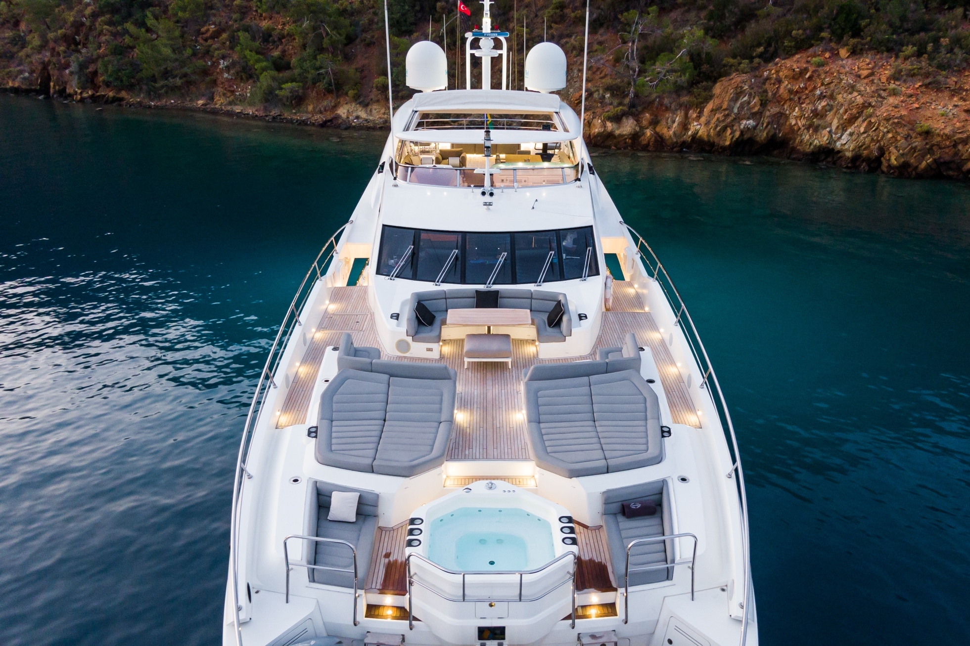 HUGE FOREDECK WITH JACUZZI
