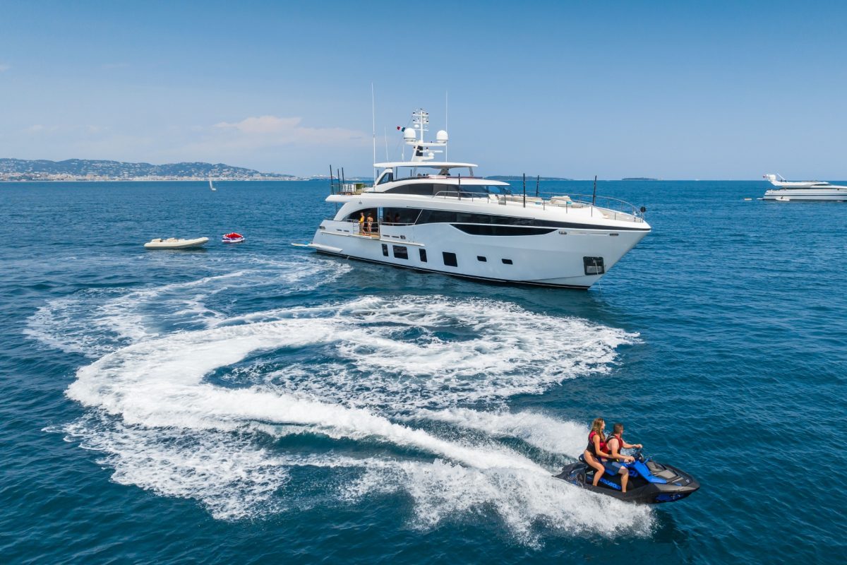 5 reasons to charter a yacht!