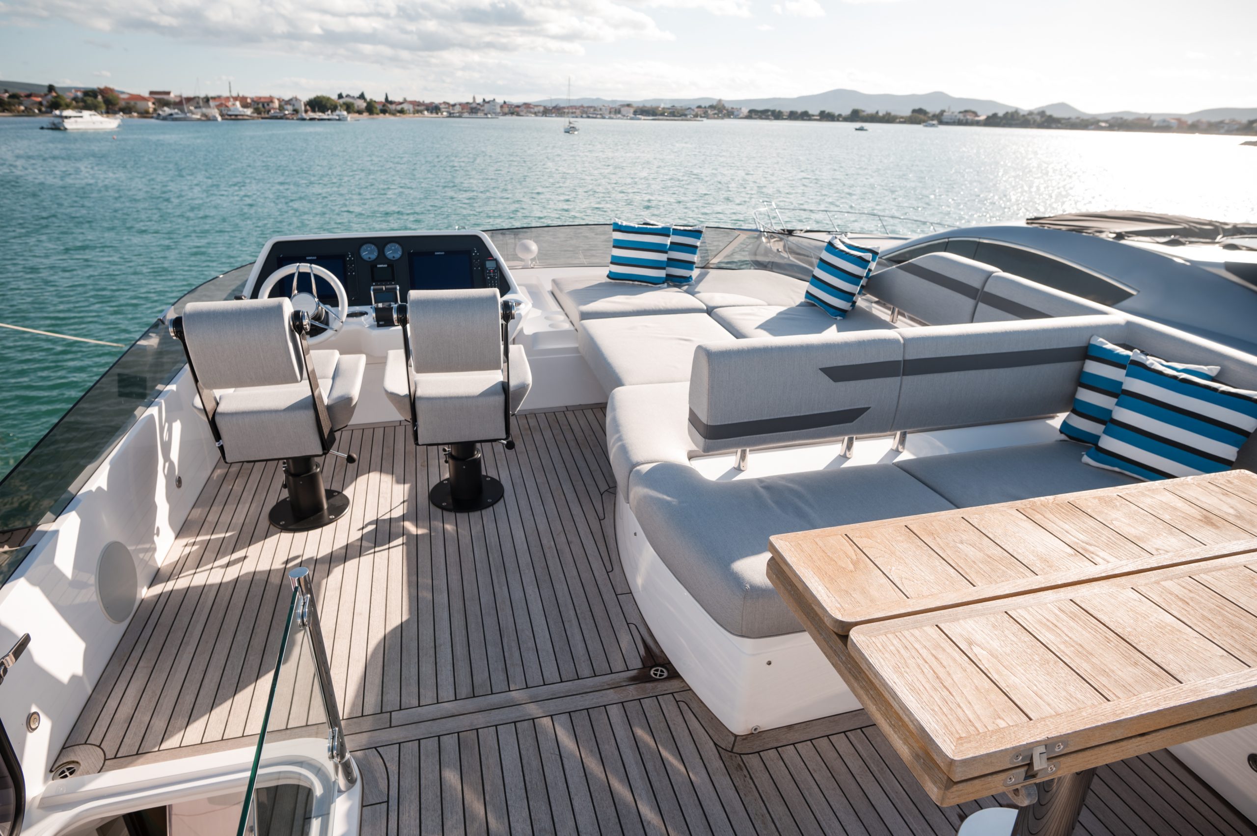 Fully equipped flybridge