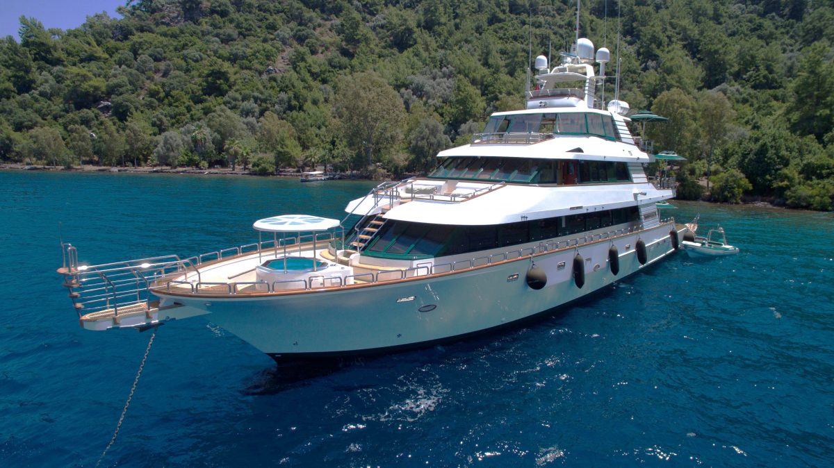 M/Y FORTY LOVE available in Greece with a 10% discount!