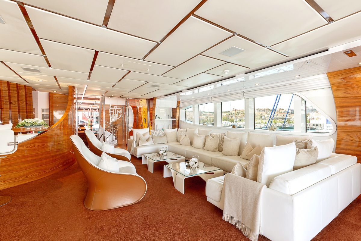 Inviting skylounge with a bar