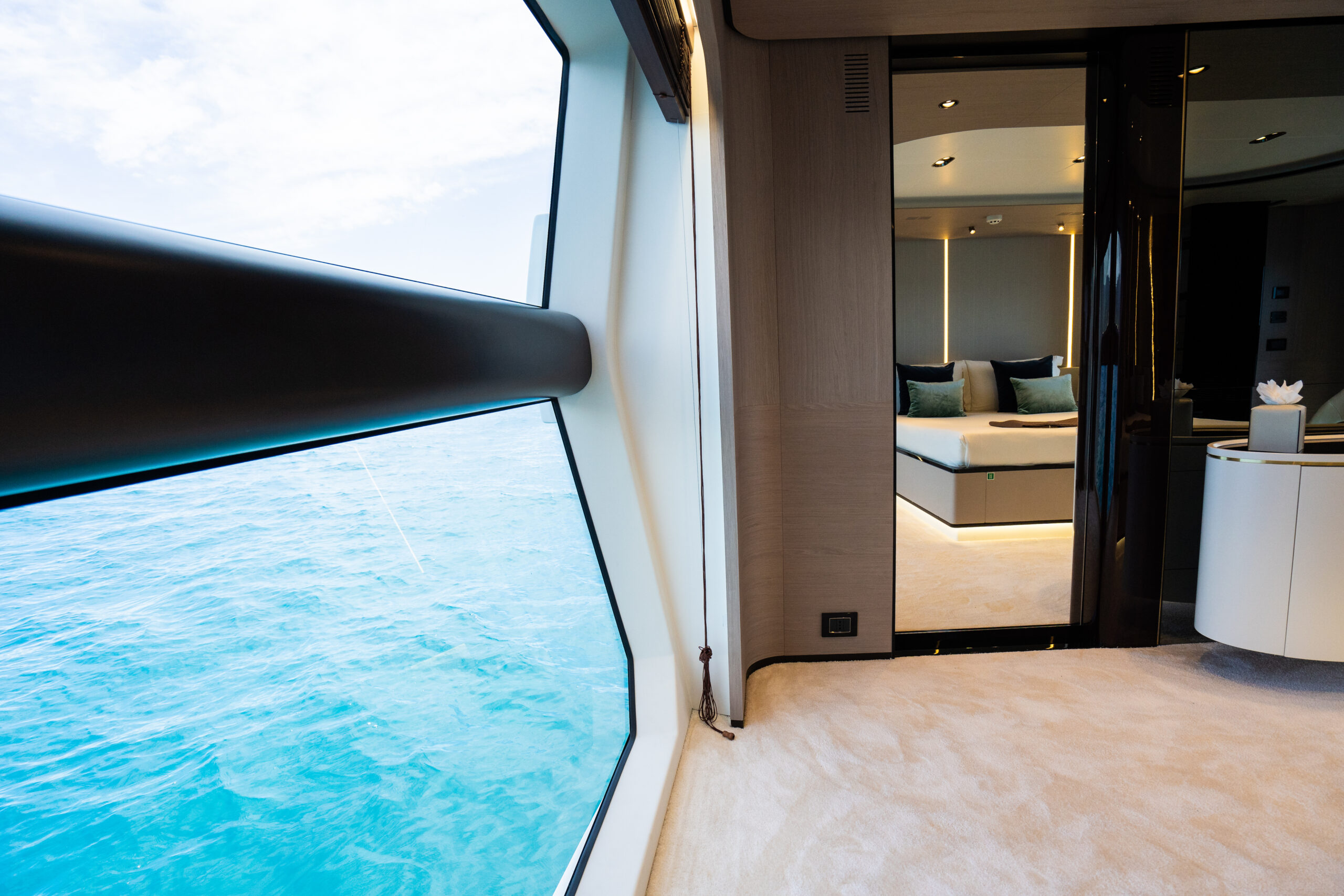 Luxury full-beam master cabin