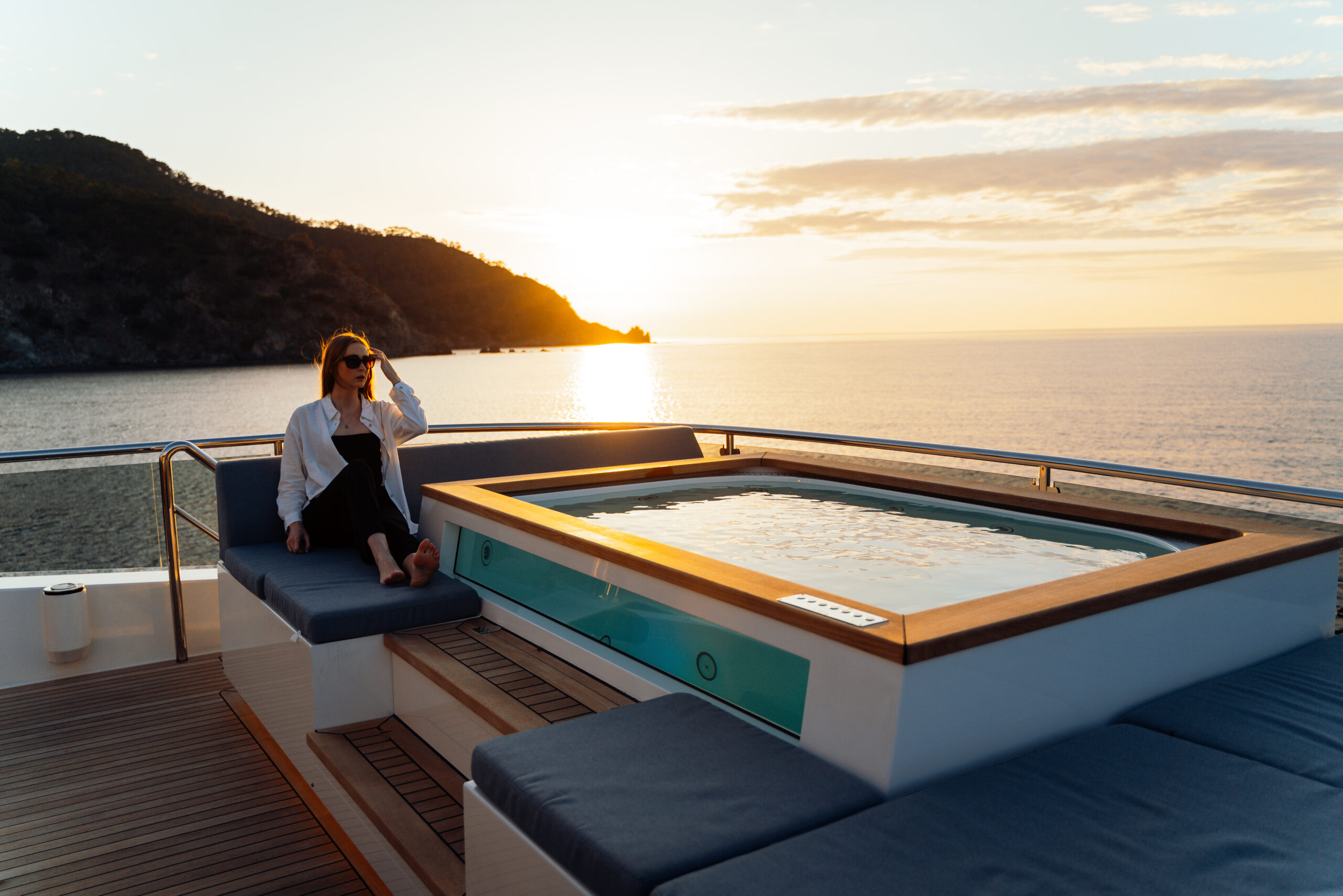 Sun Deck with jacuzzi, bar, dining and sun lounger area